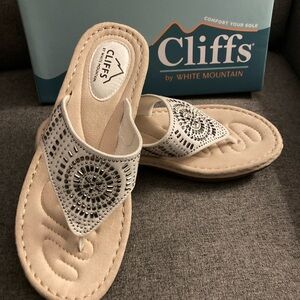 Cliffs by WHITE MOUNTAIN white Embellished Thong Sandals size 8-8.5